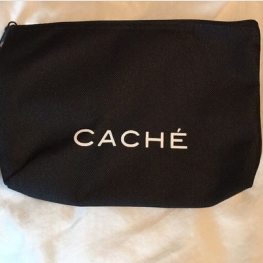 🎁LAST ONE LEFT🎁Cache make up pouch 🎀
